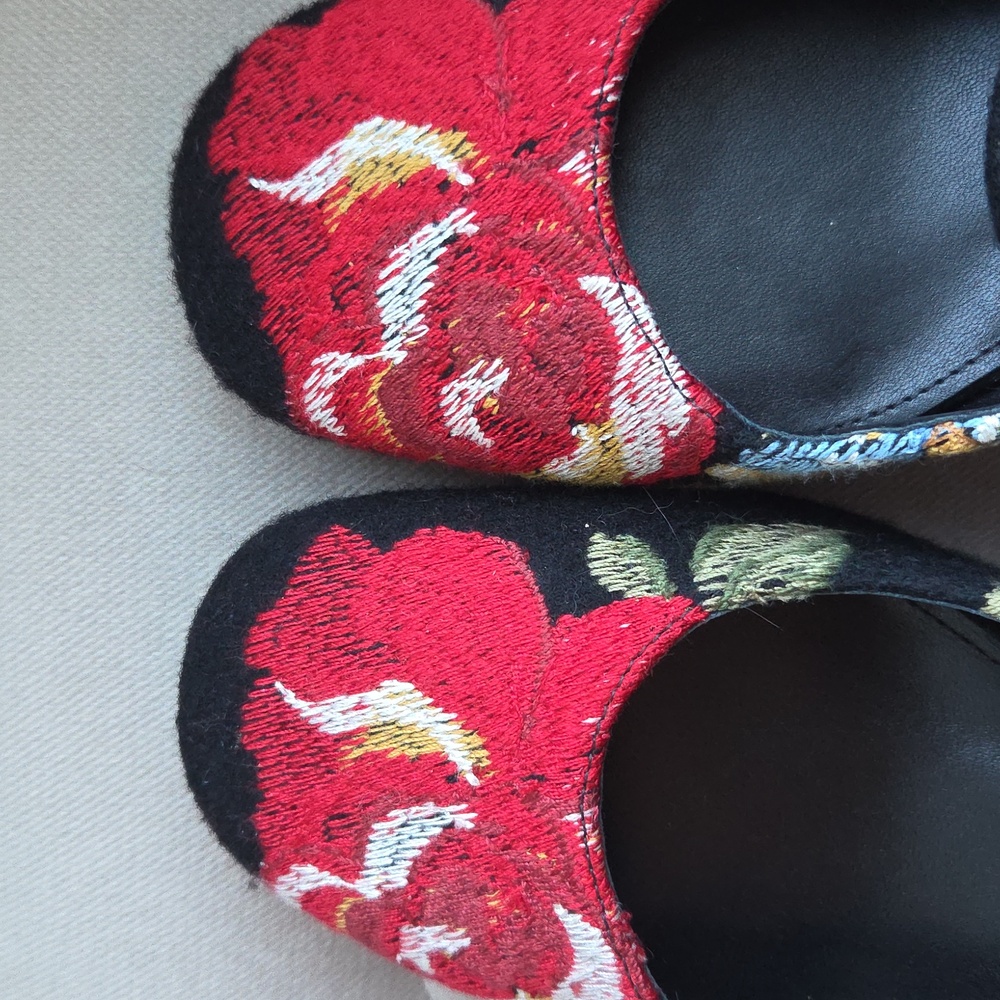 Larroude X Markarian Black Heels with Red Floral Embroidery 9.5 New - Picture 3 of 10